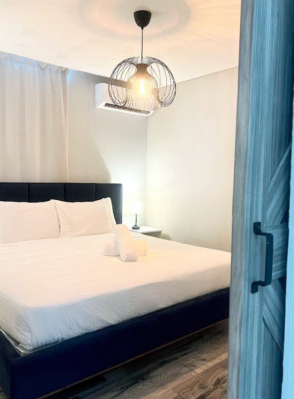 Quiet One-Bedroom with Kitchenette & Private Bathroom 9